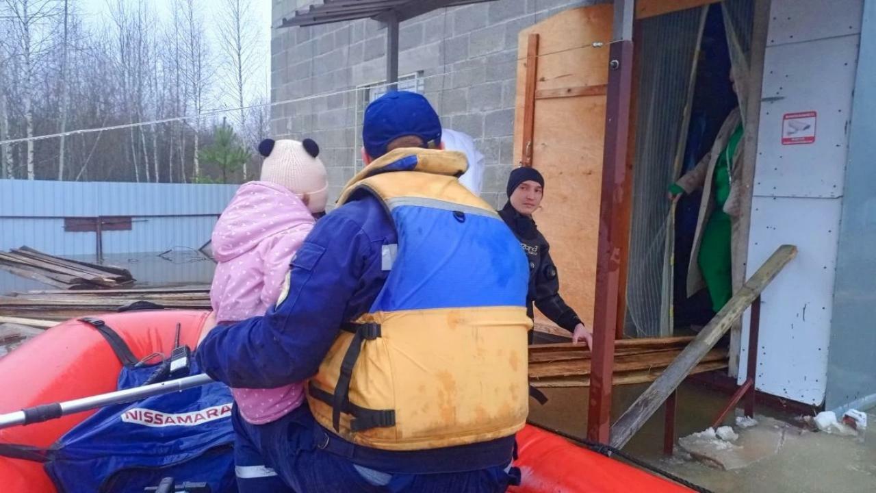 В Марий Эл из затопленного домика эвакуировали семью Сегодня в 01:43 на пульт дежурного Марийской ав...