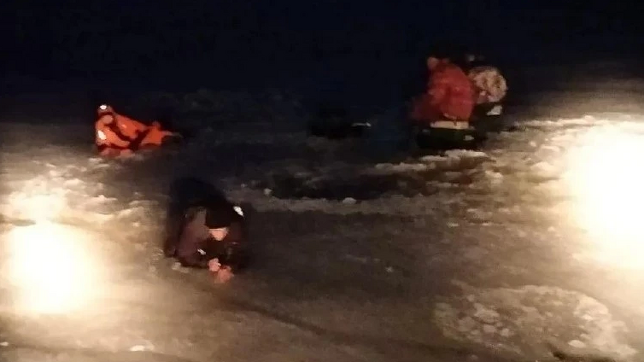В Марий Эл двое взрослых и 14-летний юноша провалились в образовавшиеся на льду проталины На Волге в Горномарийском районе произошла чрез...